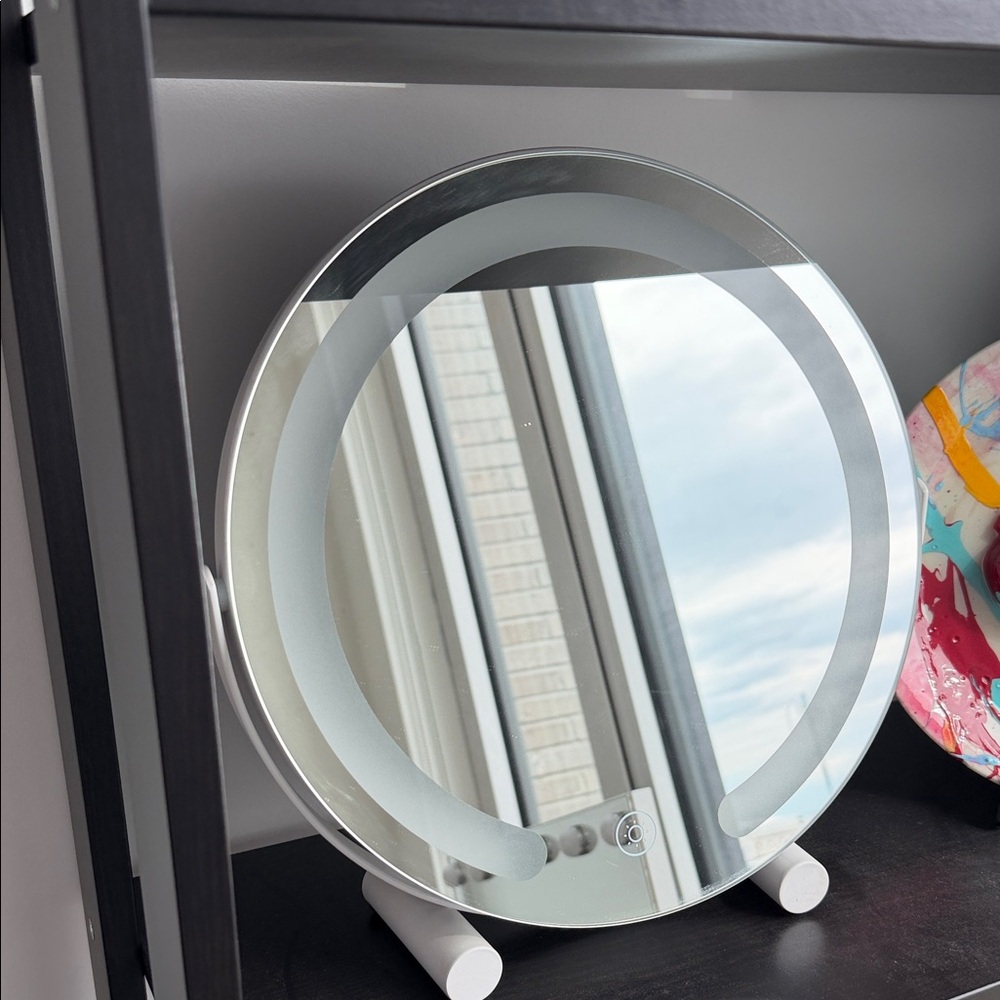 Round LED Lighted Vanity Mirror in Clear Glass and White